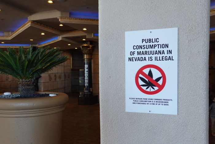 マリファナの販売や購入は解禁されているが、ホテル内での消費は禁止となっているため、ほとんどのホテルの入口にはこのような注意書きが。（これは LUXOR ホテル）