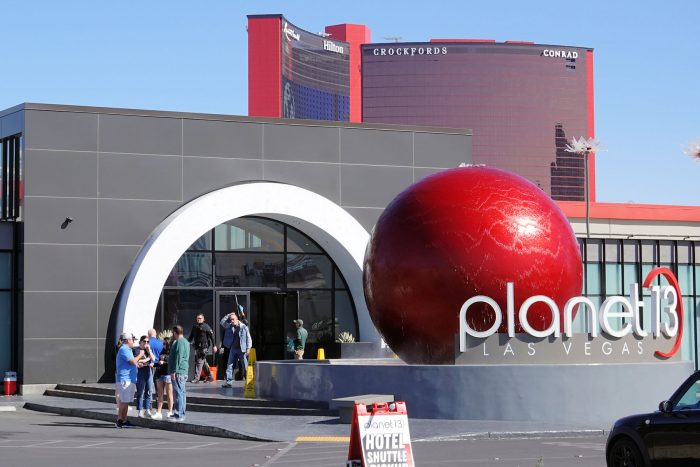 ラスベガス市内にマリファナ販売店は数多く存在。この販売店「planet13」は店構えが豪華なためか非常に有名。