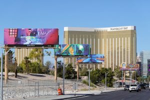 ラスベガスのストリップ大通りの南端付近にはビルボードがずらりと並ぶ。(筆者撮影、以下同様)