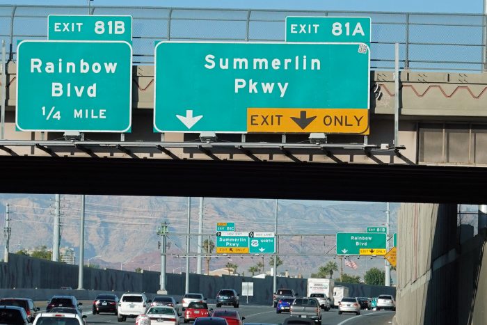 高速道路 Summerlin Parkway への出口を示す標識。 