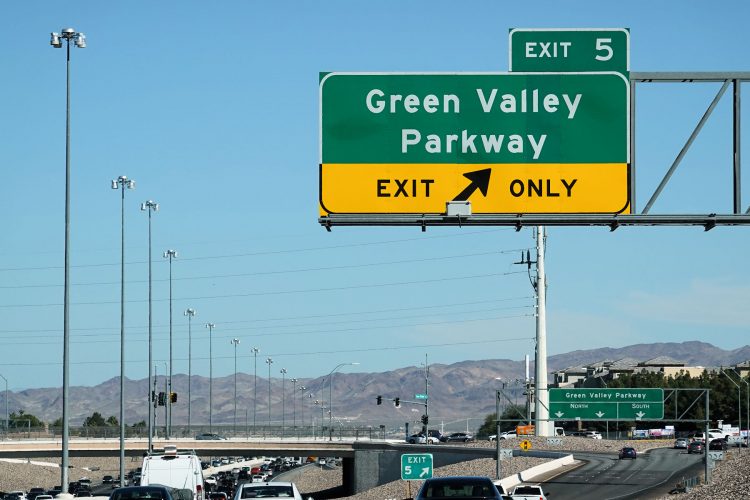 グリーンバレー地区の中心エリアを南北に走る Green Valley Parkway の標識。（筆者撮影、以下同様）