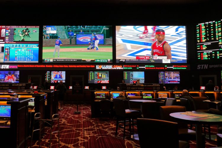 シカゴ・カブス vs テキサス・レンジャーズの練習試合などを放映するスポーツブック。（スポーツブックとはカジノ内にあるスポーツの試合結果に賭けるセクションのこと）