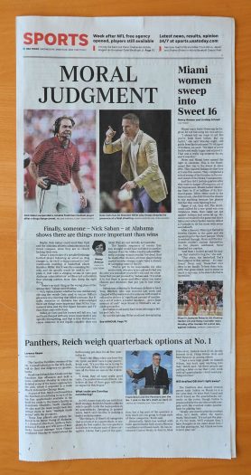 USA TODAY のスポーツ欄のトップページ。メイン記事は大学アメフトや大学バスケのコーチに関わるスキャンダル。右側は女子バスケの記事で WBCの記事は見当たらない。