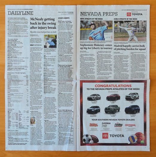 LVRJ の２ページ目と３ページ目。向かって左側の紙面はPGAゴルフ、右側は大学野球とソフトボールの記事。