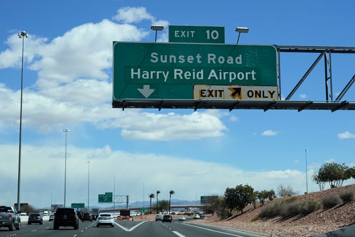 現在の様子。高速道路の標識だけはとりあえず新名称に書き換えられているが....