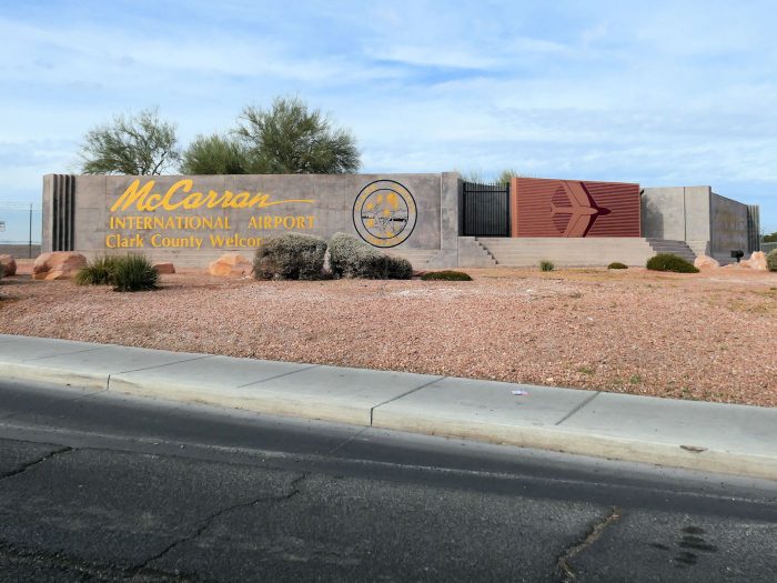 これは2年前の写真。空港の敷地の南東コーナーに McCarran の表示があることが見て取れる。現在これが撤去されたのはよいが、次の写真が現在の様子。