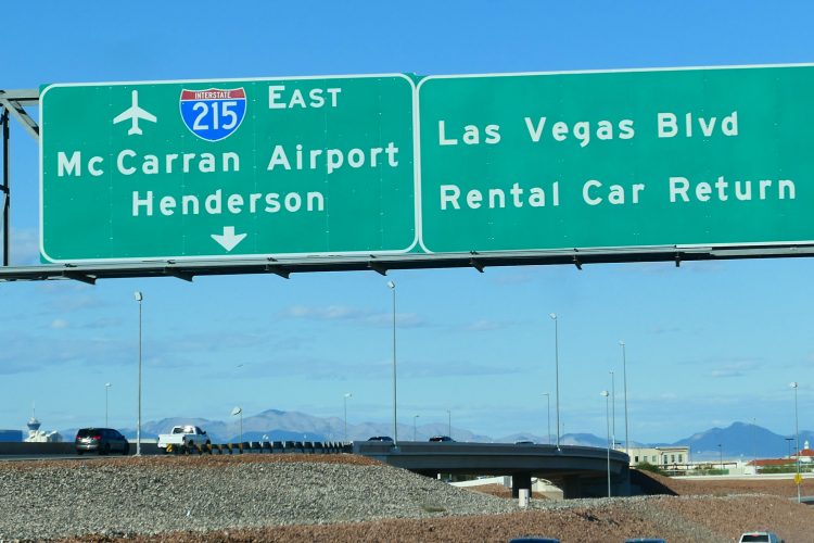 これまでの空港名 McCarran Airport が表記されている道路標識。この標識は現在すでに新空港名に置き換えられている。