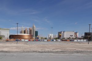 アスレチックスの新スタジアムの建設予定地。奥に見えるのはストリップ地区のホテル街。