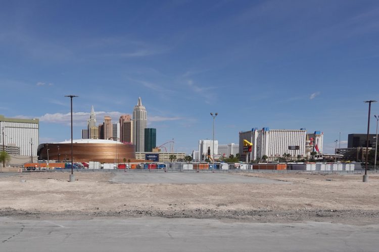 アスレチックスの新スタジアムの建設予定地。奥に見えるのはストリップ地区のホテル街。