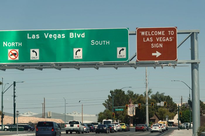 この道路標識では "WELCOME TO LAS VEGAS" SIGN と表記。