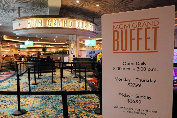 MGM Grand ホテルの BUFFET。営業時間にディナータイムが含まれていないことがわかる。