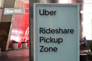 多くのホテルでは、Uber や Rideshare という言葉で乗り場の位置が示されている。(Aria Hotel)