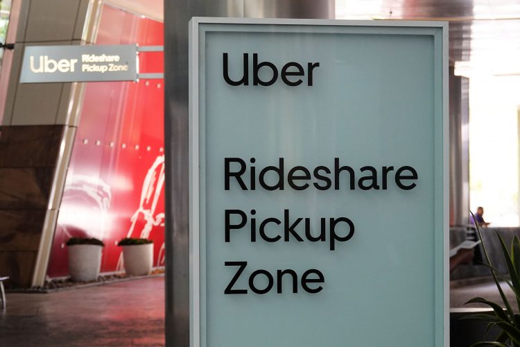 多くのホテルでは、Uber や Rideshare という言葉で乗り場の位置が示されている。(Aria Hotel)