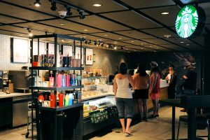 ラスベガスのホテル内のスターバックス。ファストフード店のレジでもチップが求められる?!