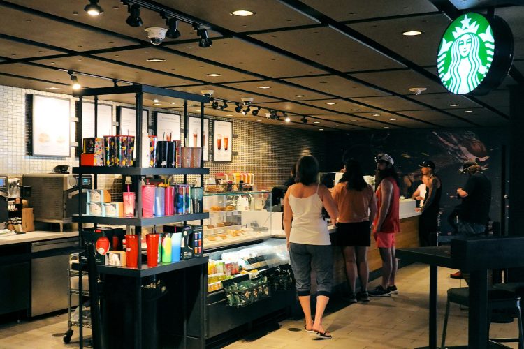 ラスベガスのホテル内のスターバックス。ファストフード店のレジでもチップが求められる？！