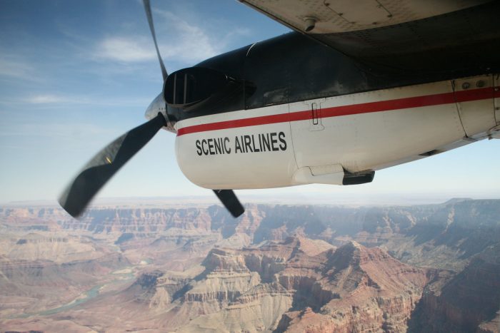 グランドキャニオン上空を飛行する機内から窓の外を撮影。プロペラが止まっているように見えるのはシャッタースピードが高速だっただけで、このときはエンジン全開で飛行中。（筆者撮影）