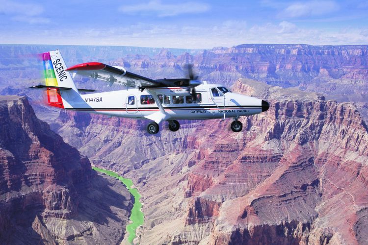 グランドキャニオン上空を飛行する軽飛行機。（写真提供：シーニック航空）