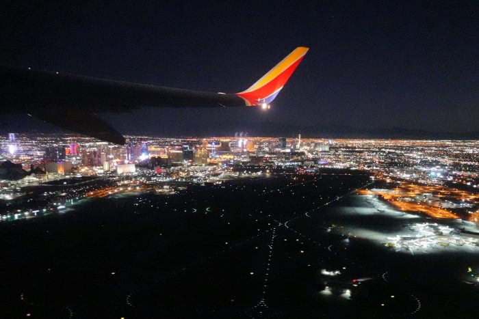 737型機の窓から見下ろしたラスベガスの夜景。この街の中に主要空港はラスベガス国際空港（画面下半分の黒い部分）だけ。
