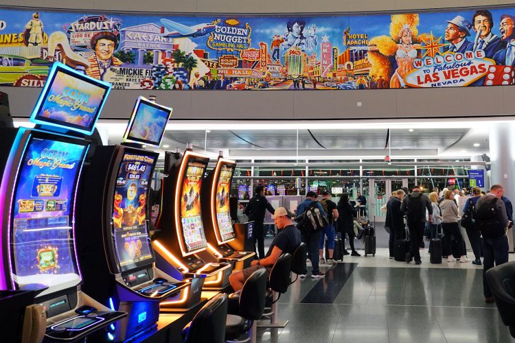 スロットマシンが並ぶラスベガス国際空港の搭乗ゲート周辺。