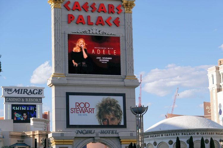 アデルとロッドスチュワートのコンサートを告知しているシーザーズパレスの広告塔。