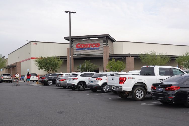 ラスベガス郊外にある COSTCO。駐車している車両の向きに注目。