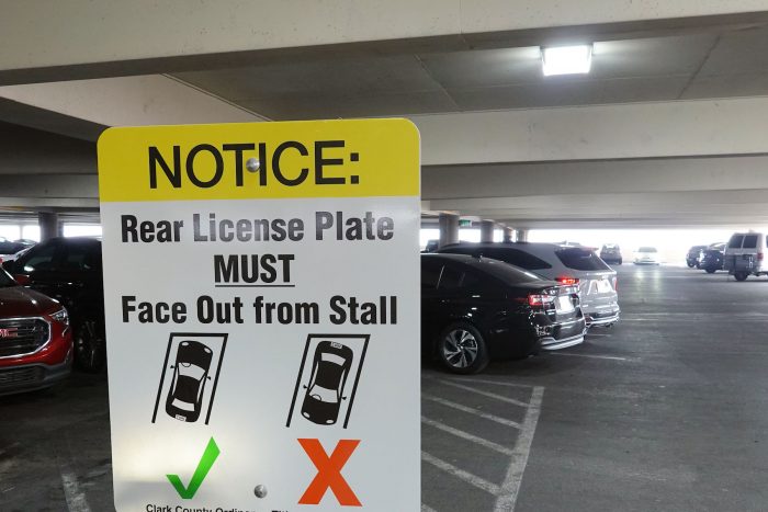 ラスベガス国際空港の駐車場内に掲示されている案内標識。バックでの駐車を禁止していることがわかる。（ライセンスプレートとは、日本でいうところのナンバープレートのこと）