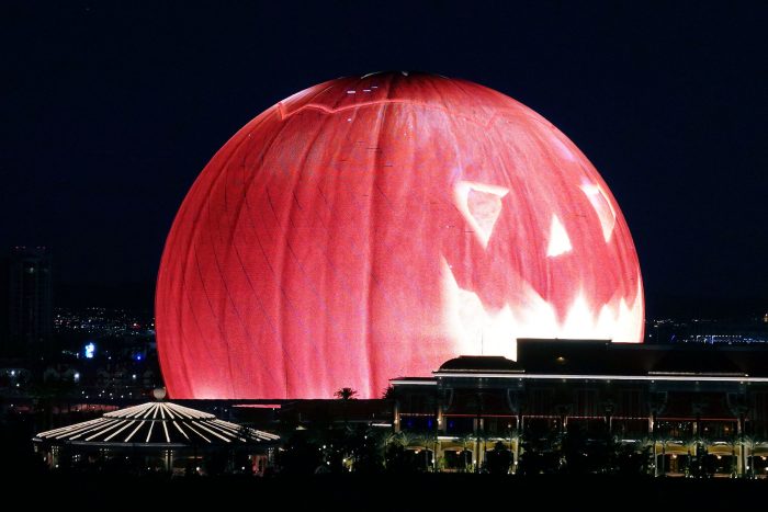 巨大な球形アリーナとして夜空に輝く MSG Sphere。