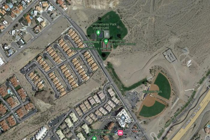 中央上部の濃い緑色の部分が公園。（Google Map より）