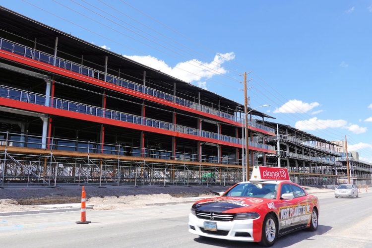 Ｆ１レースの開催に備えて工事が進められている観客スタンド。