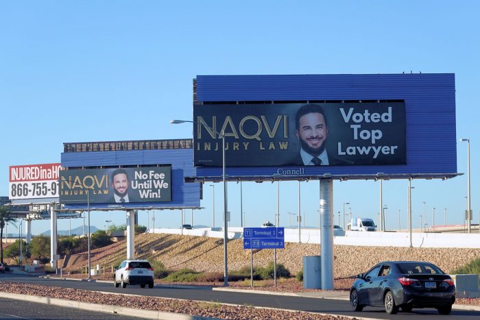 ラスベガス国際空港の構内の道路沿いに２本連続で広告を打つ INJURY 弁護士。よほど予算が有り余っているか、儲かっているということか。ちなみに左奥に小さく見えるビルボードも INJURY弁護士の広告。