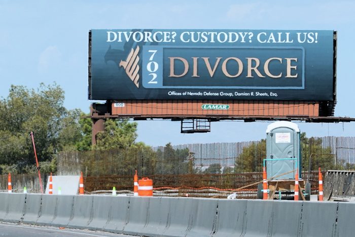 離婚（DIVORCE）案件を専門とする弁護士事務所のビルボード広告。このジャンルの広告は非常に珍しい。その理由は以下に掲載。