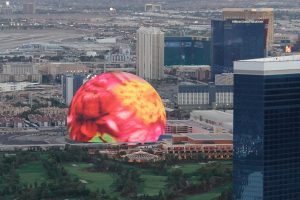 MSG Sphere。画面の右奥は MGMグランドホテルなどカジノホテル街。