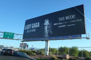 レディー・ガガのコンサートを告知するビルボード広告。