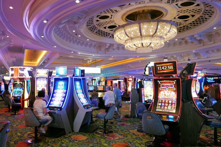 MGM Resorts 社が運営するカジノのスロットマシンのセクション。
