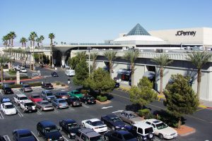 ラスベガスのホテル街から比較的近い位置にある人気のショッピングモール「Boulevard Mall」。右奥は百貨店の JCPenney。当時は駐車場もこのように混雑していた。(1999年1月、筆者撮影)