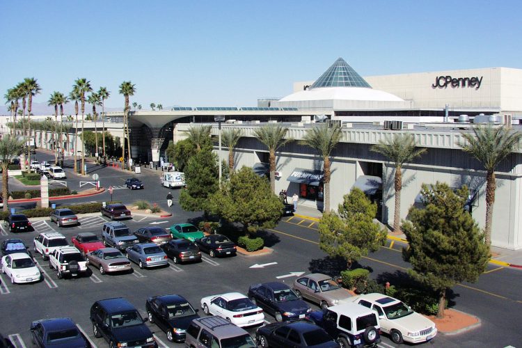 ラスベガスのホテル街から比較的近い位置にある人気のショッピングモール「Boulevard Mall」。右奥は百貨店の JCPenney。当時は駐車場もこのように混雑していた。（1999年1月、筆者撮影）