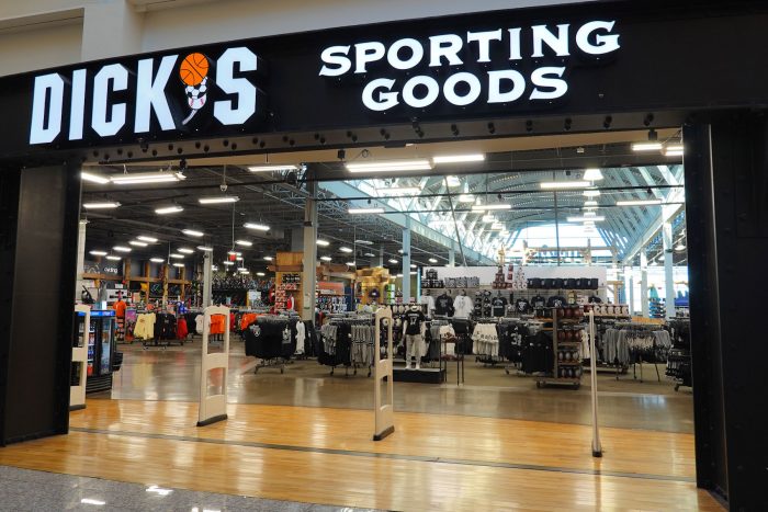 スポーツ用品専門の大型店 DICK'S。（Galleria Mall 内）