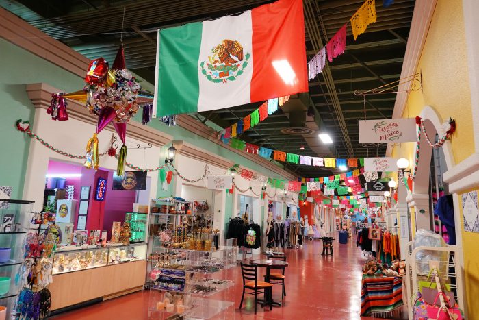 El Mercado の内部。大きなメキシコの国旗もむなしくあまり活気がない。（平日の夕刻に撮影）