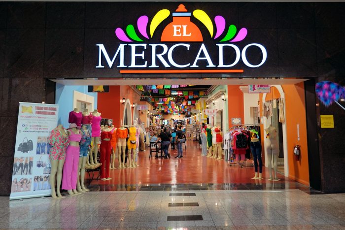 Boulevard Mall 内の元 JCPenney の跡地に出現した El Mercado。