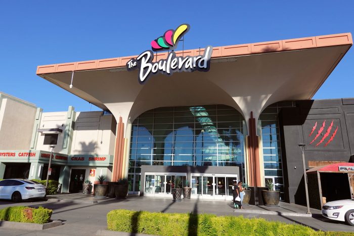 ホテル街から比較的近い場所にあるショッピングモール「Boulevard Mall」の現在の様子。