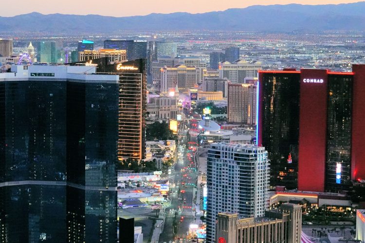 ホテル街を貫くラスベガス大通り（通称「ストリップ」）。ここをＦ１カーが走る（実際に走行する場所はこの写真の上半分の部分）