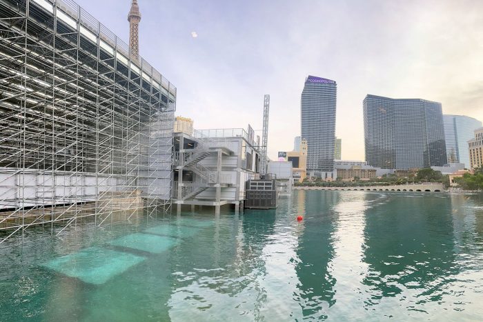 ベラージオホテルの噴水ショーが行われる池。画面に向かって左側がストリップ。すでに大きなスタンドが設置されているのでストリップ側から噴水ショーを見ることはできない。