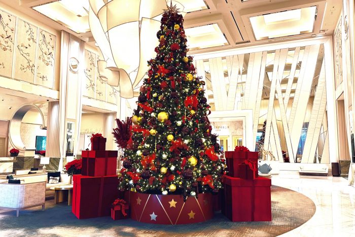 リゾーツワールドホテル内に飾られたクリスマスツリー。最近の室内クリスマスツリーとしてはかなり立派なサイズと言ってよいのではないか。