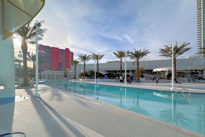 ラスベガスのホテルのプールとしては珍しく、総じて曲線部分が少ない直線的なデザインになっている。
