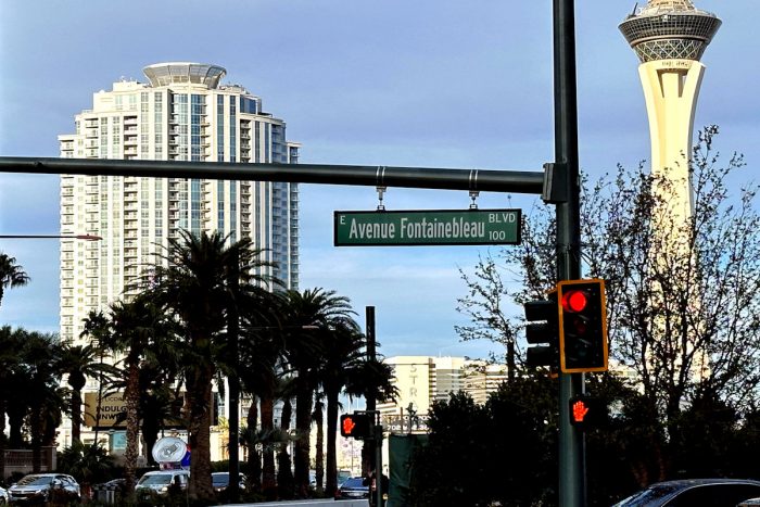 Fontainebleau が存在しているところの南側の道路の一部の名称がこのホテルの名前に。かつては「<span>Elvis Presley</span>」という道路名だったが、ホテルの私道に相当する部分の名称変更をクラークカウンティー（ラスベガスが属する行政単位）の担当部署が承認。