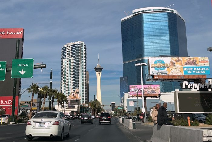 画面中央の奥に見えるのは、かつて「ストラトスフィアタワー」と呼ばれていた建造物で現在の名称は「スカイポッド」。画面左にかすかに写り込んでいるのはヒルトンホテルなどを含むリゾーツワールド。