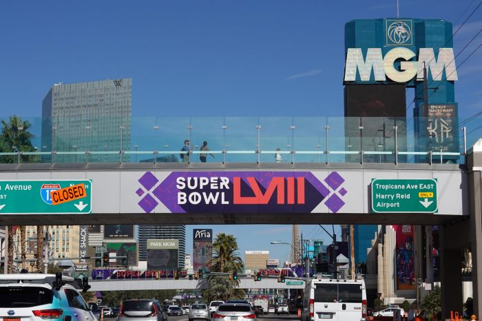 ホテル街の歩道橋に描かれた「SUPER BOWL LVIII」（LVIII の LV はラスベガスのことではない。ローマ数で Lは50、Vは5、Iは１ になり、「第58回スーパーボウル」という意味）