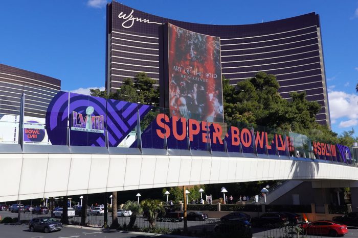 ストリップ大通りに架かる歩道橋。「SUPER BOWL」の文字が見て取れる。