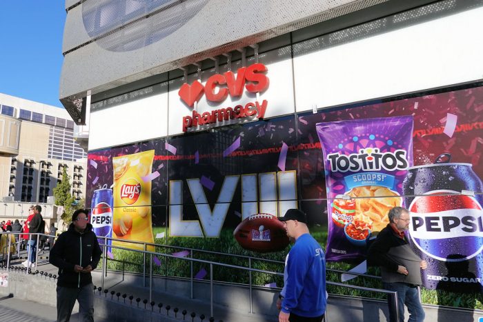 ドラッグストア CVS の壁面。ペプシコーラや Lays などはスーパーボウルの公式スポンサーの商品。