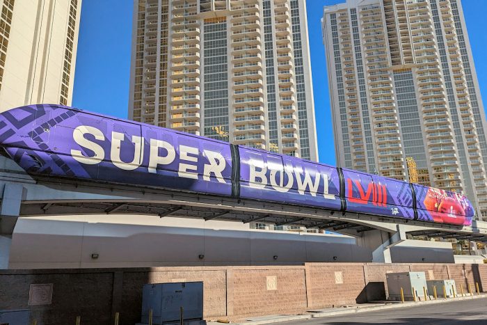 モノレールの車体にも「SUPER BOWL」の文字が。